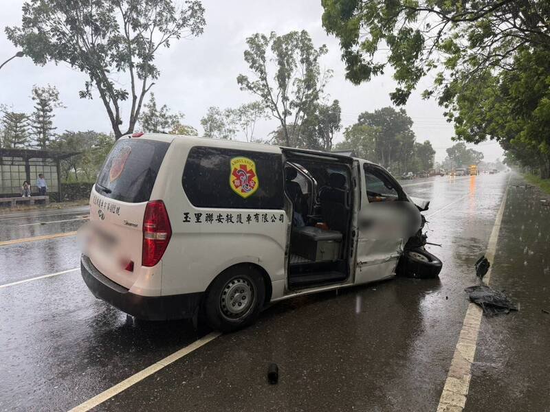 肇事的玉里民间救护车车头全毁，轮子撞到掉下来。（民众提供）
