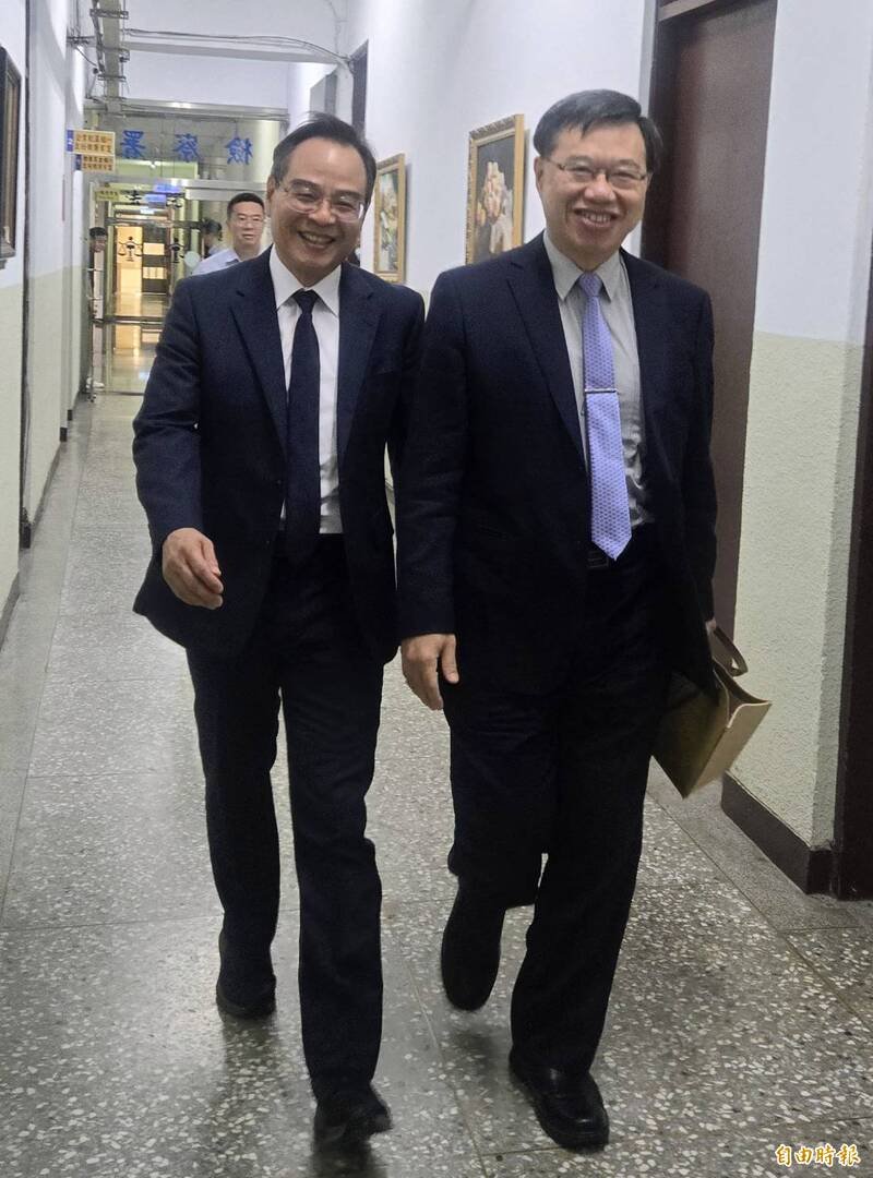 代理检察总长徐锡祥（图右）昨赴新北地，慰勉选举查察团队，图左为新北检检察长郭永发。（记者王定传摄）