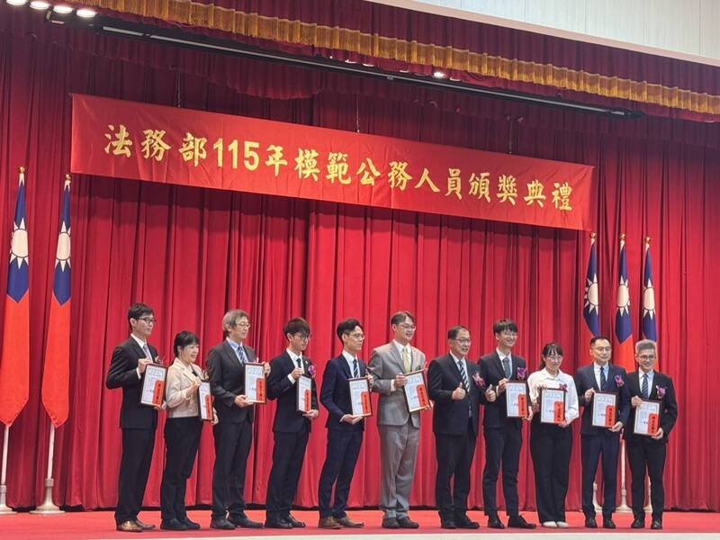 法务部长郑铭谦（右五）颁奖表扬法务部模范公务人员得主。（台南地检署提供）