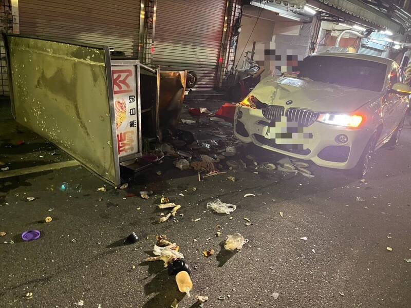 老翁驾BMW轿车撞鹅肉摊。（民众提供）