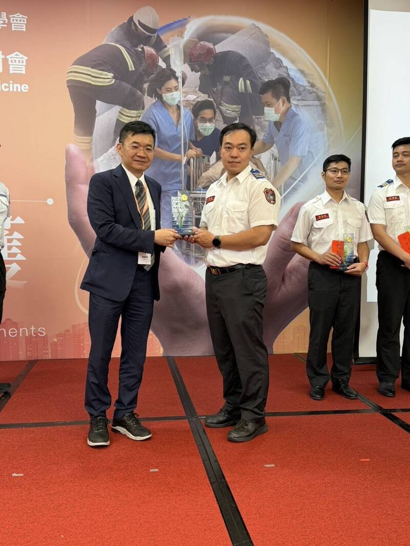 南市消防局救护员王健宇（前右者）荣获「2026年10大杰出救护技术员」特优奖。（南市消防局提供）