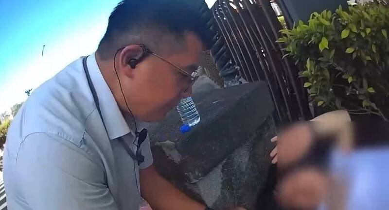 韩籍李姓游客痛苦难耐。（记者王冠仁翻摄）