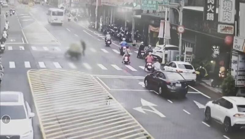 张姓男子骑三轮车挡道挑衅被小40岁火爆驾驶「铁拳教育」。（记者李容萍翻摄）