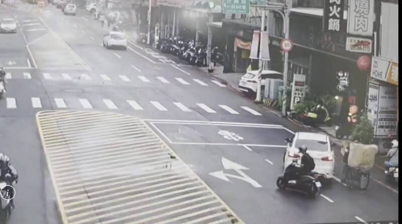 张姓男子骑三轮车挡道挑衅被小40岁火爆驾驶「铁拳教育」。（记者李容萍翻摄）