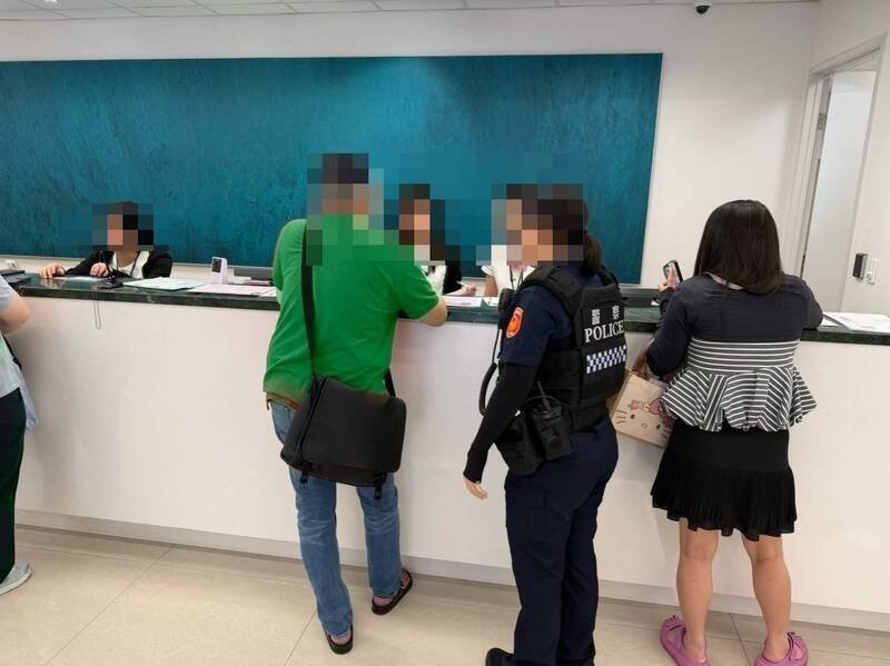 程男临柜欲汇32万元，谎称合买面膜却无照片佐证。二分局警方获报到场，戳破假交友诈骗套路，成功劝阻汇款，保住积蓄。（民众提供）