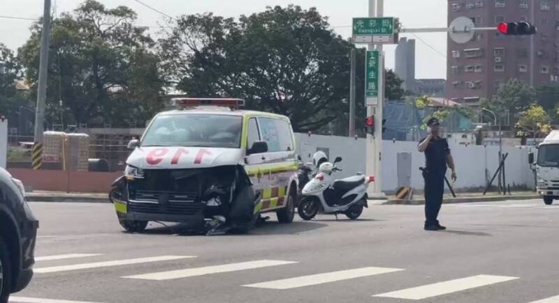 嘉义县消防局救护车今上午在新生路与光彩街口与轿车相撞。（民众提供）