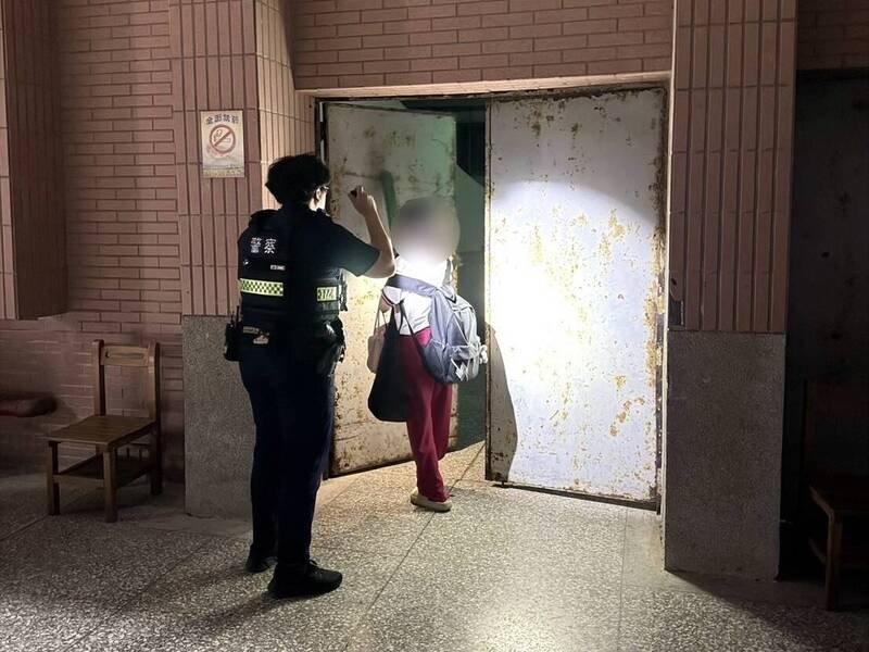 警方透过手机联系引导女学生前往地下一楼的备用通道，依照指示顺利开启铁门走出大楼。（警方提供）