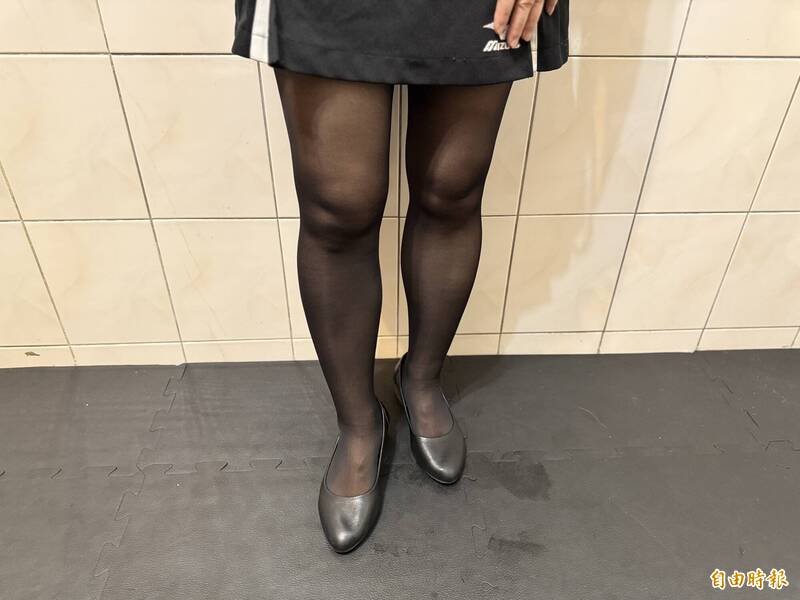 台南一家汽车销售公司李姓男经理被控请女助理穿黑丝袜、说男生爱看，涉职场性骚扰与霸凌，公司调查不成立。男经理反告女方诽谤侵权并求偿，台南地院也判男经理败诉。（女穿黑丝袜示意图，与本案人物无关，记者王俊忠摄）