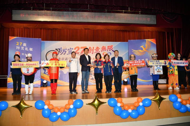 新北市义消总队启动防火宣导大队27周年志庆「能量汇聚、守护新北」，表扬特优的民生防宣分队。（记者吴仁捷翻摄）