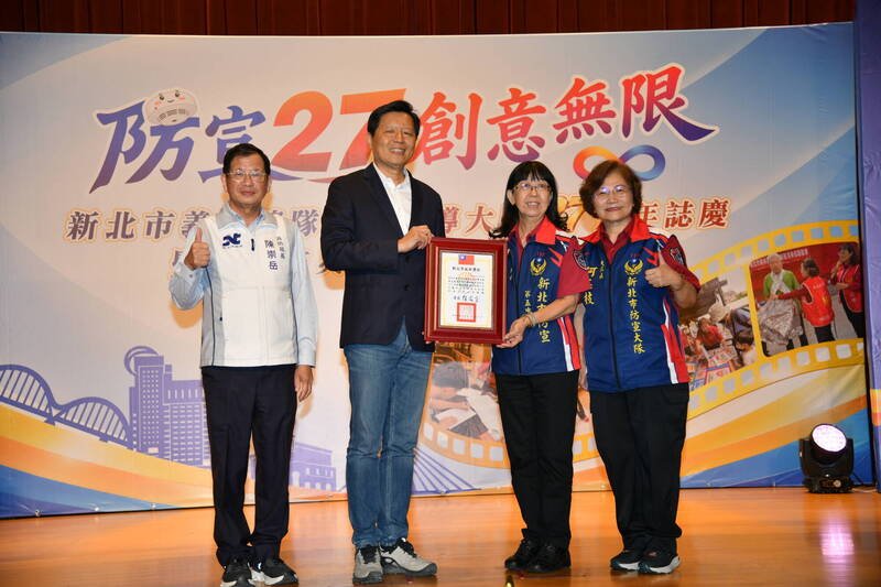 新北市义消总队启动防火宣导大队27周年志庆「能量汇聚、守护新北」，表扬绩优的第五防宣中队长范瑞文（右2）。（记者吴仁捷翻摄）