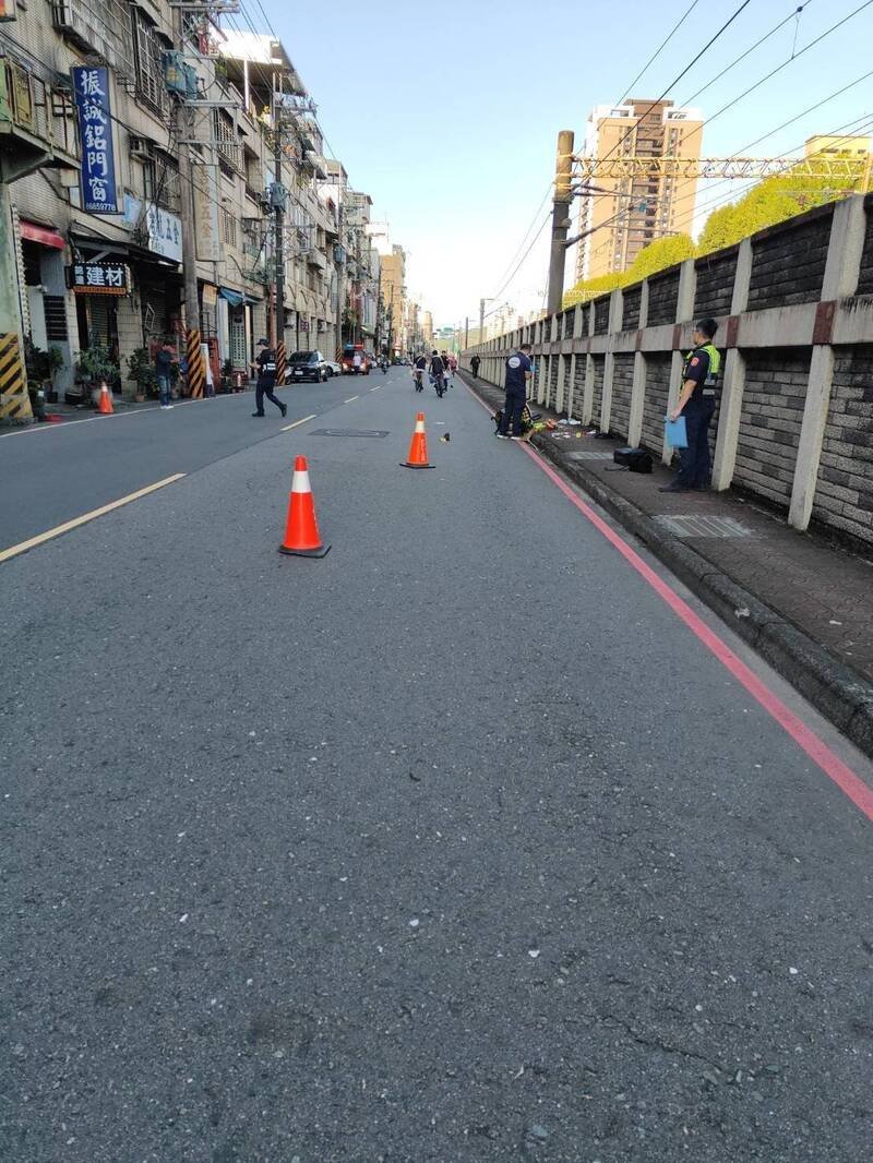 警方于现场进行采证。（记者徐圣伦翻摄）