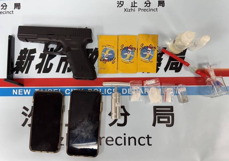 警方查扣犯案用空气枪、毒品等证物。（记者吴升儒翻摄）