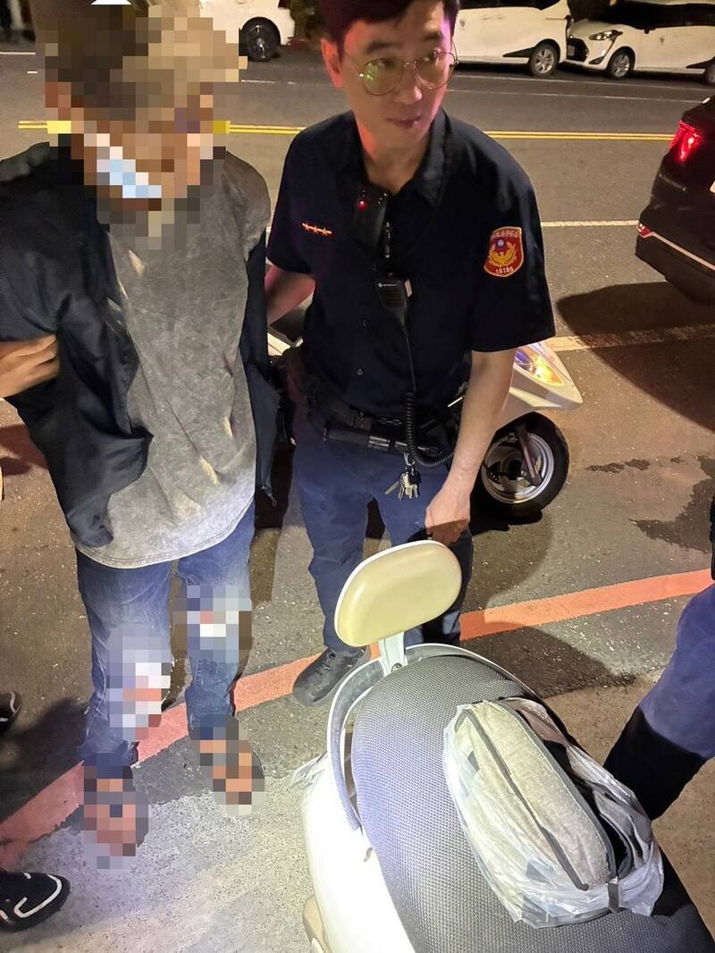 南市五分局员警拦获涉毒驾的王姓男子（左者）藏有两把手枪与一些海洛因、安非他命毒品。（记者王俊忠翻摄）