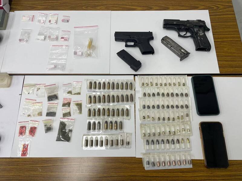 南市五分局员警拦获涉毒驾的王姓男子藏有两把手枪、大批子弹与一些海洛因、安非他命毒品。（记者王俊忠翻摄）