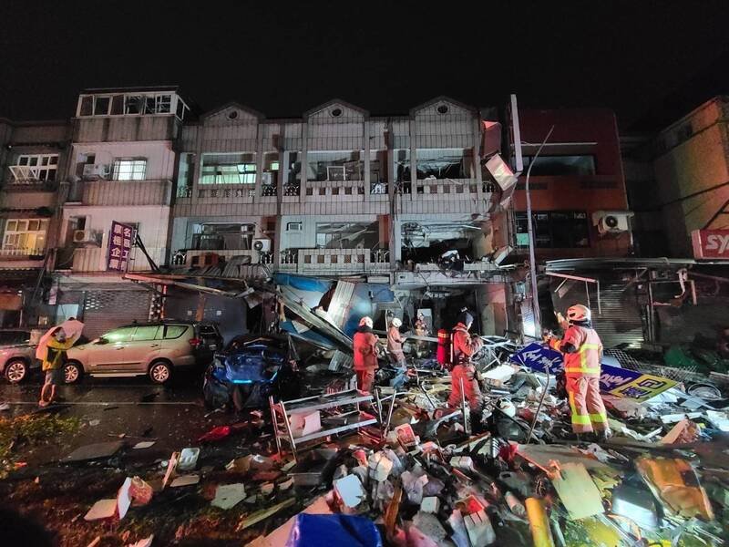 新竹市高翠路气爆酿2死2伤，初判是便当店内的液化瓦斯桶疑漏气爆炸酿祸，非天然气管线造成。（新竹市消防局提供）