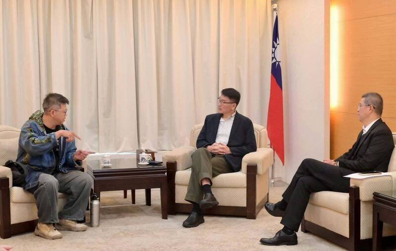 陆委会日前邀请相声演员黄逸豪到会，由副主委梁文杰代表接待，对于遭跨境镇压一事表达政府关怀。（图撷取自陆委会脸书）