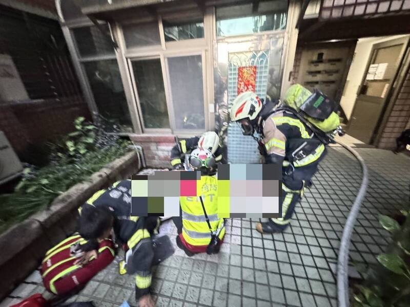 屋主彭姓老翁被救出时，已经没有生命征象。（图由消防局提供）