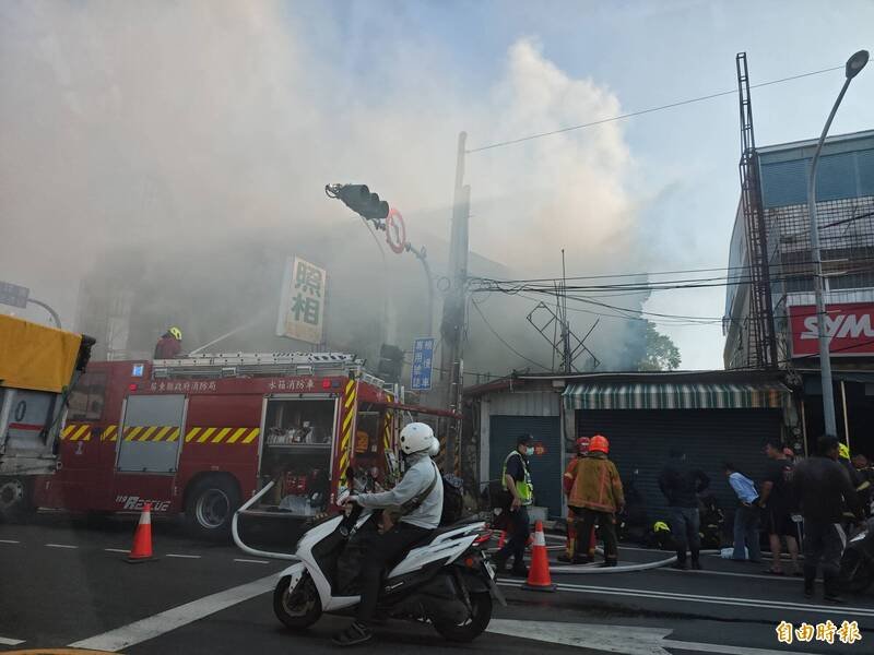 屏东县枋寮乡水底寮五岔路口今天下午发生大火。（记者陈彦廷摄）