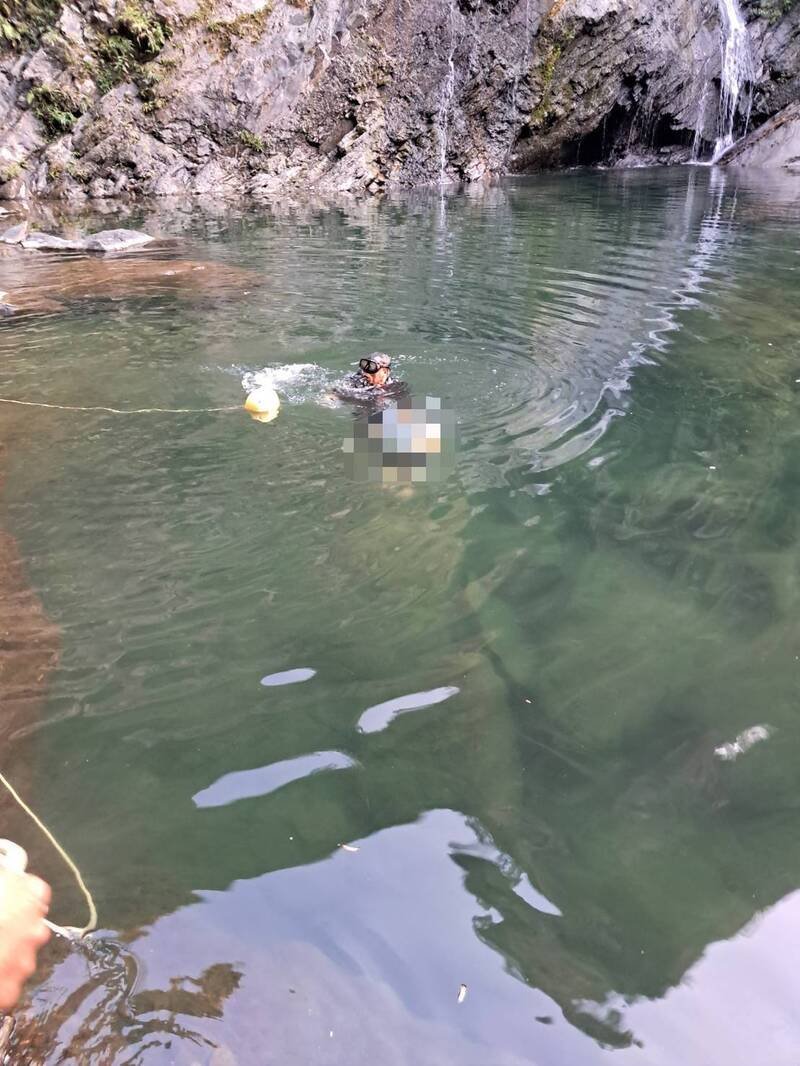 屏东县雾台瀑布17岁高中生溺水，消防人员前往抢救。（屏县消防局提供）