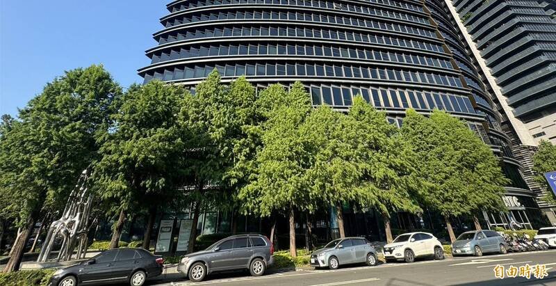 吴男任职的科技公司在台中该栋高级商办内。（记者许国桢摄）