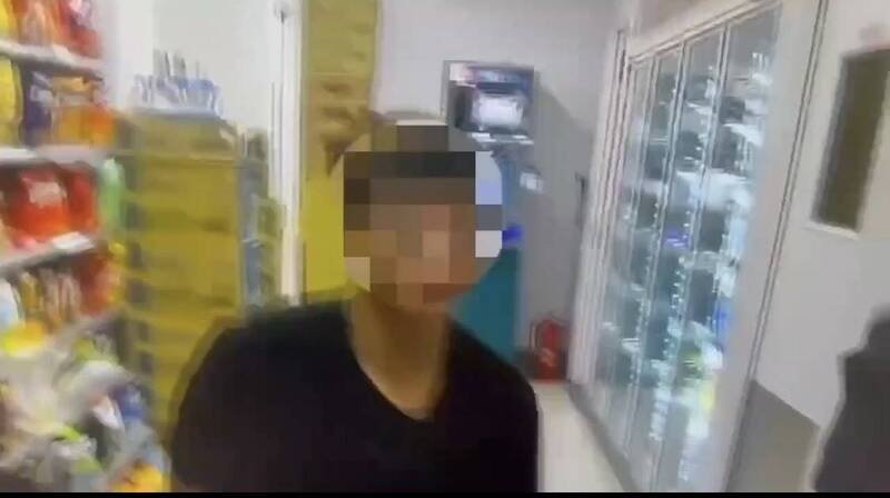 陈姓男子在便利商店内被警方围捕到案。（记者刘庆侯翻摄）