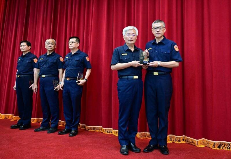 金门县警局「识诈2.0」成绩，获全国丁组「特优第1名」，县警局局长黄壬聪（右一）从警政署署长张荣兴（右二）手中接下奖座。（金门县警察局提供）