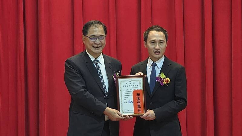 检察官周韦志荣获法务部郑铭谦部长颁奖。（桥头地检署提供）