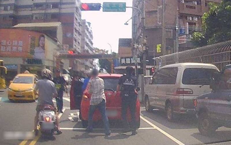 警民合力将故障轿车推到路旁安全处。（图由民众提供）