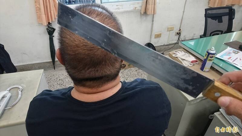 高雄市王姓男子观看他人协商债务过程中，取出西瓜刀朝债主手臂挥砍几乎断臂。（资料照）