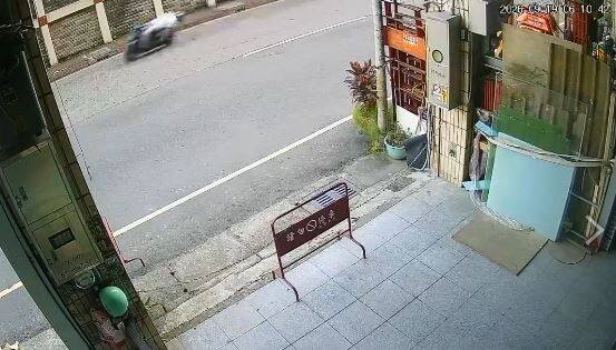 胡男「躺著骑车」离谱影像曝光。（记者徐圣伦翻摄）