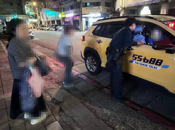 员警帮忙代叫计程车让日籍旅客前往中山二派出所领回手机。（记者王冠仁翻摄）