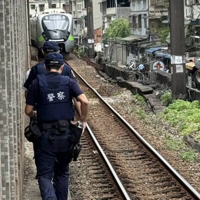 铁路警察局七堵派出所接获报案后迅速派员赶赴现场，将黄男逮捕后带回派出所侦办。（民众提供）