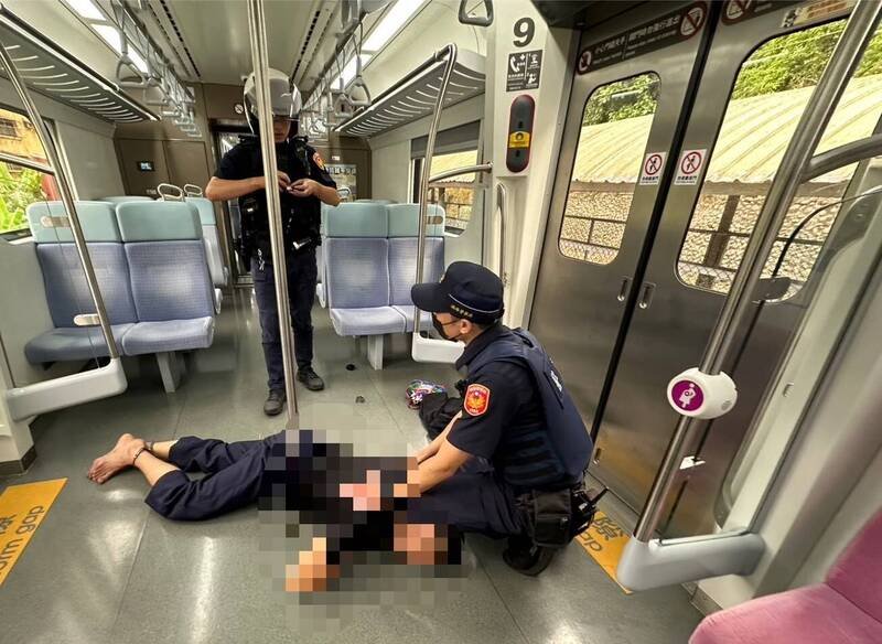 黄男面对警方盘查拒捕。铁路警察局七堵派出所接当机立断持警棍将他压制在地，逮捕过程让车上不少目击乘客吓得，纷纷逃离车厢。（民众提供）