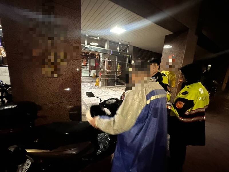 警方到场制止褚男。（记者徐圣伦翻摄）