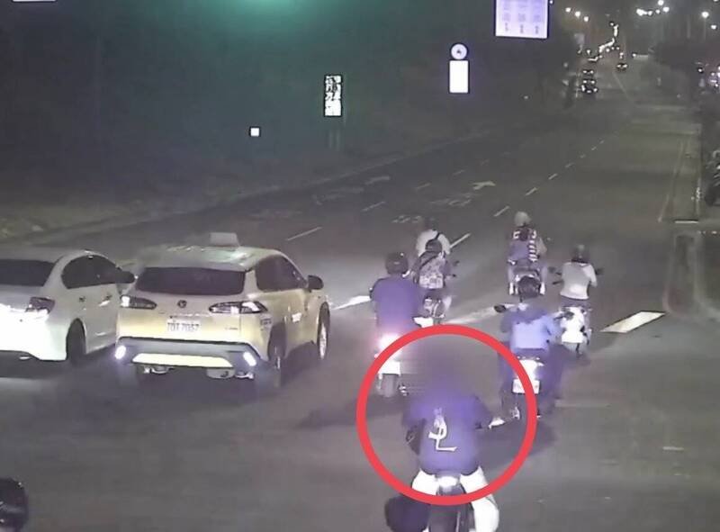 1名骑著电辅自行车的骑士，在行驶中突然拉高车头翘孤轮行驶，警方将追人开罚。（民众提供）