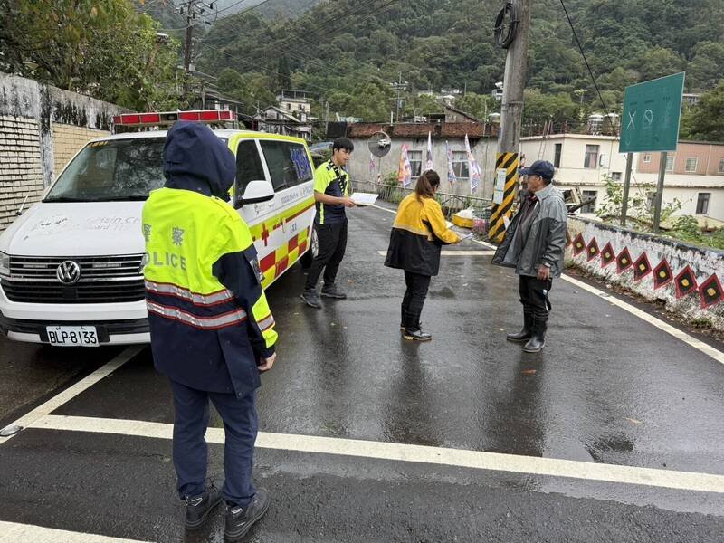 新竹县尖石和五峰山区预防性撤离1464人，目前已实际撤离212人。（新竹县消防局提供）
