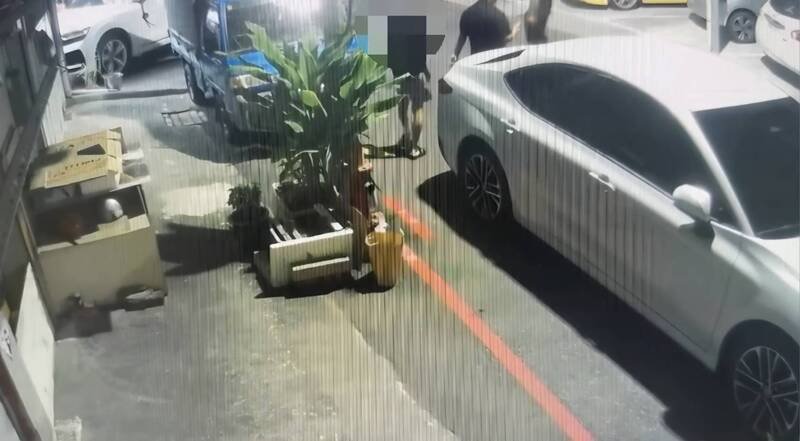 警方调阅监视器画面，发现多人出入命案现场。（民众提供）。