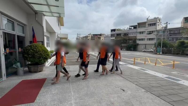 警方陆续逮捕4名成年嫌疑人及另外4名未成年少年到案。（读者提供）