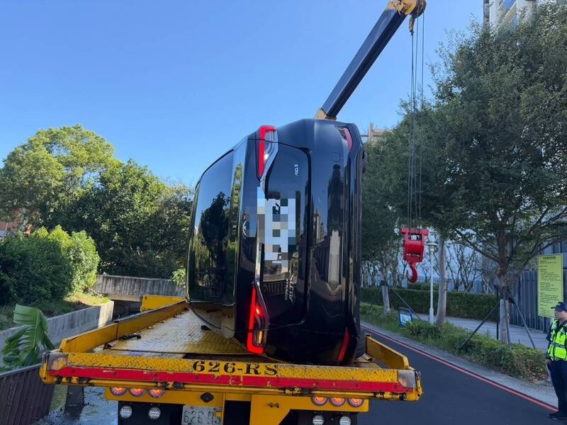 陈男驾驶黑色TOYOTA行经胜利十五街时碰撞护栏，整辆车侧面翻覆排水沟，一根粗壮的长木条直接插破副驾驶座挡风玻璃，画面令人怵目惊心！（彭竣志提供）