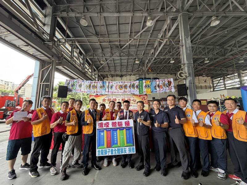 台中县金龙狮子会捐赠浓烟体验帐及防火宣导用品，供台中市消防局梧栖消防分队推行防火教育宣导。（梧栖消防队提供）