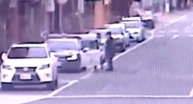 杨男酒后乱开警车门坐后座嬉闹，被法官依违反社维法处罚锾2000元。（民众提供）