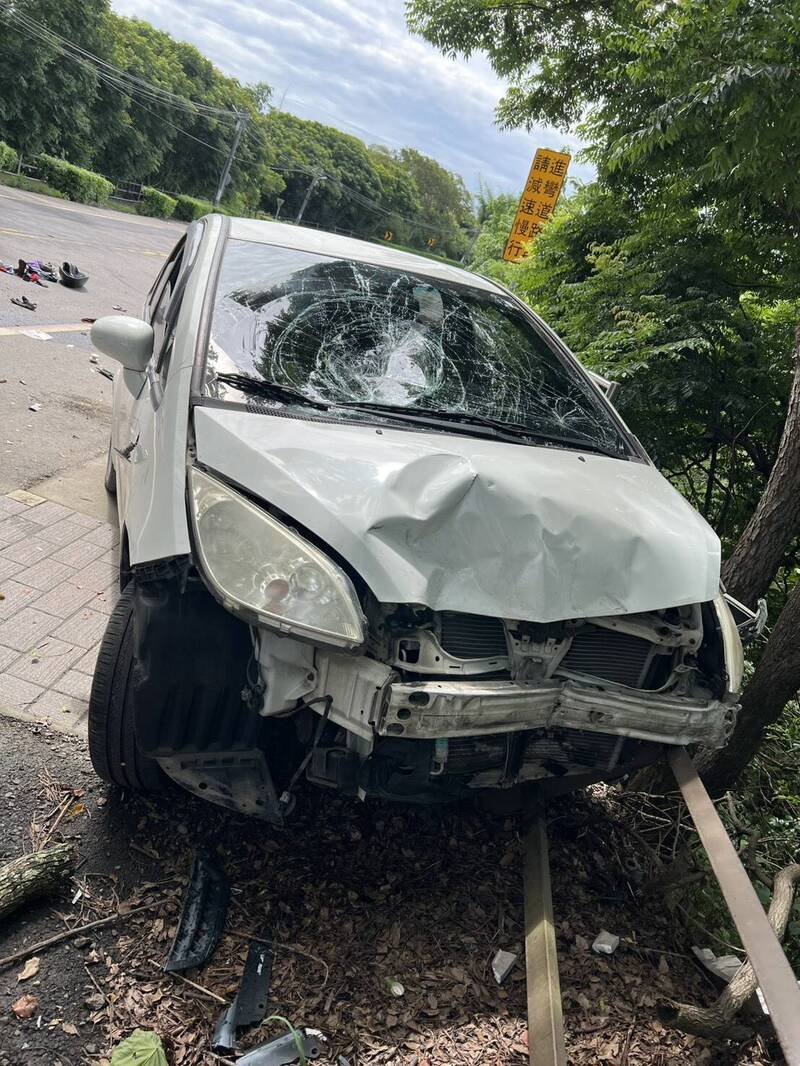 轿车车头毁损、挡风玻璃碎裂。（警方提供）