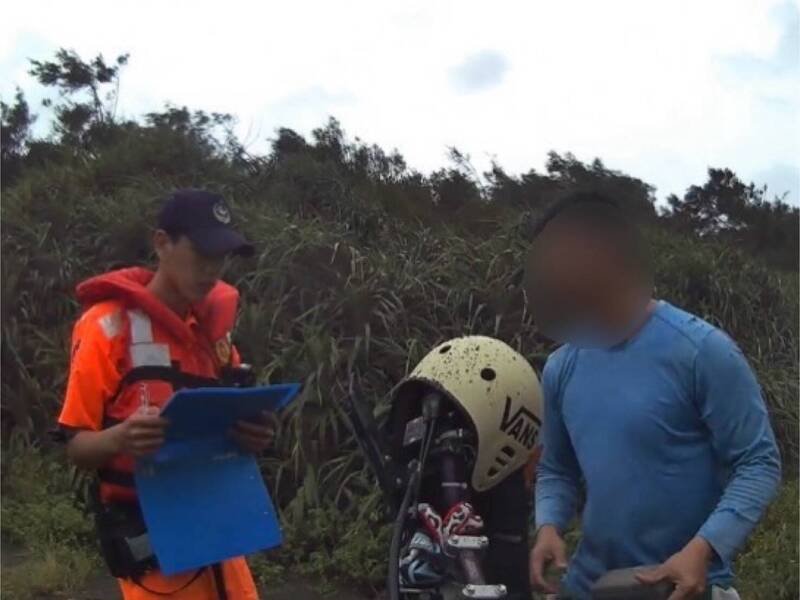 宜兰有男子在台风管制期间骑乘越野机车在壮围大福沙滩上飙车被举发。（海巡署提供）