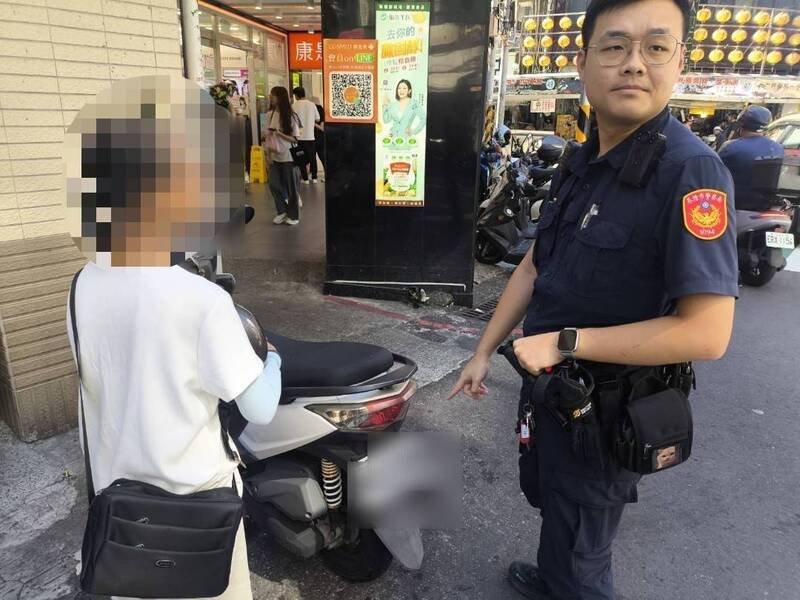 员警成功帮赖姓妇人找回机车。（记者吴升儒翻摄）