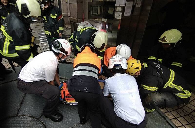 男于机械停车场坠落地下5楼命危，送医抢救。（记者邱俊福翻摄）