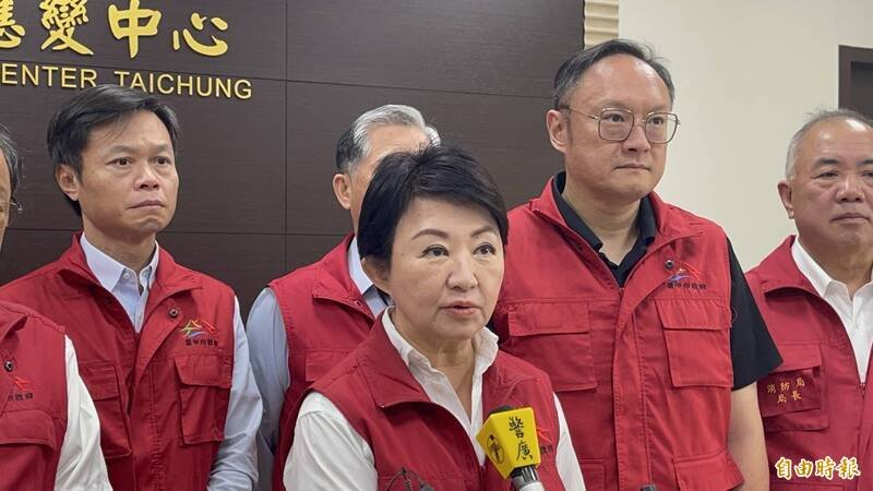 蔷琵台风台中受理1603件灾情通报、164人受伤 ，市长卢秀燕（中）称「近年罕见」。（记者苏孟娟摄）