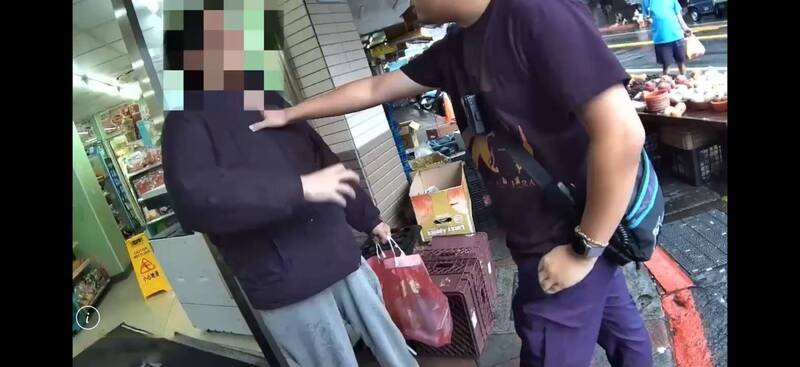 刘男遭埋伏员警拦查。（记者邱俊福翻摄）