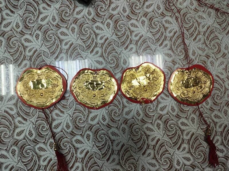 王姓男子、黄姓少年趁瑞芳区「九上天神农大帝宫」今天上午停电时，欲偷走4面、市值6万8000元的神明金牌，被王姓宫主发现就逮。（民众提供）