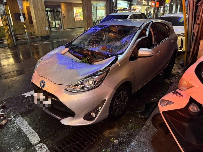 基隆市一辆停在基隆市仁三路上邻近基隆庙口的租赁车，遭强风吹落的招牌砸中，车头与挡风玻璃破裂，严重受损。（警方提供）