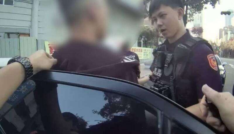 男子因轿车后车牌灯未亮，被发现车上藏有大量毒品。（民众提供）